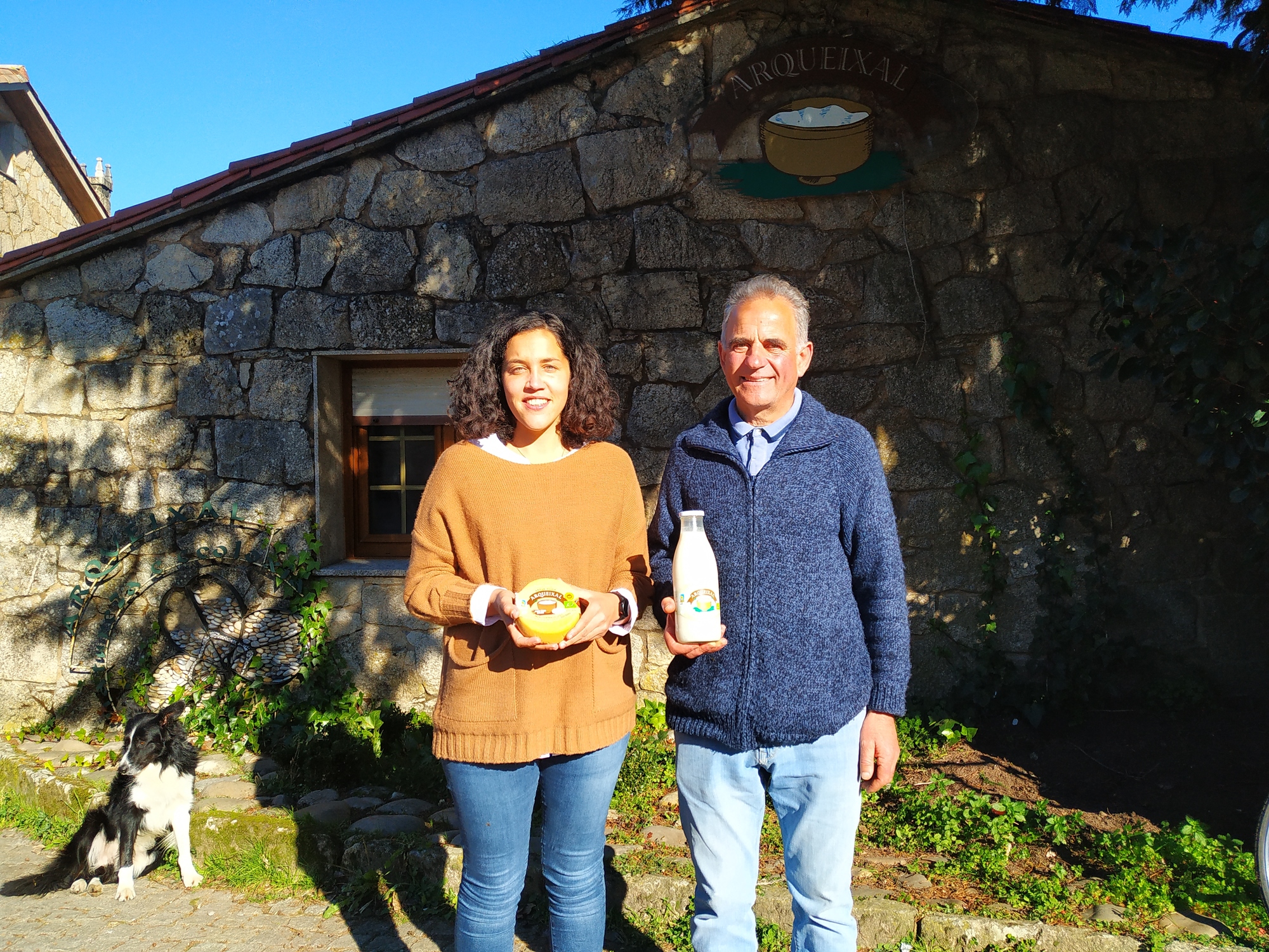 A deputada de Medio Rural Mónica Freire e o propietario de Arqueixal, Xosé Luis Carreira