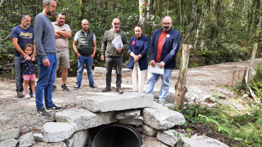 Varias persoas observan os traballos nas pistas da Comunidade de Montes
