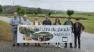 varias persoas posan con unha pancarta da feira de gando cabalar de augaxosa